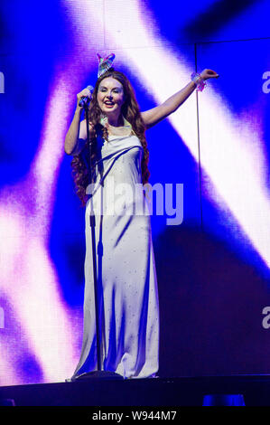 La soprano britannique Sarah Brightman chante pendant son concert à Shanghai Grand Stage à Shanghai, Chine, 23 juin 2013. Banque D'Images