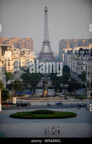 La moitié des moyennes copie de la Tour Eiffel et architectures de style parisien sont photographié à Tianducheng, une petite communauté Chinoise réplication Paris, à Hang Banque D'Images