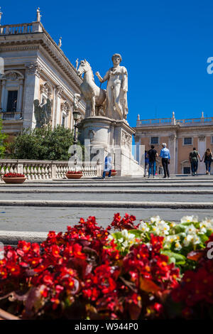 ROME, ITALIE - Avril 2018 : les touristes qui visitent la colline du Capitole et le Palais Sénatorial Banque D'Images