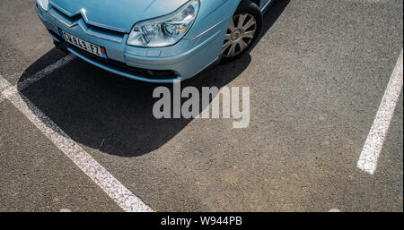 Voiture française très mal dans deux places de parking. Banque D'Images