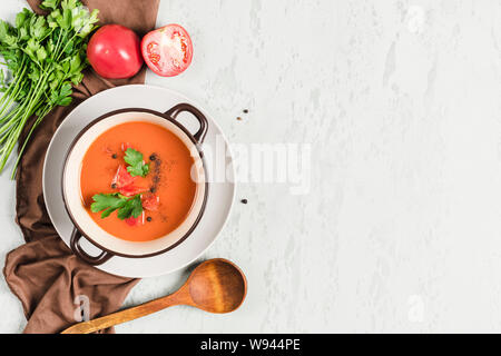 Soupe froide espagnole gaspacho de tomates, poivre, ail et fines herbes dans une plaque sombre sur un fond clair Vue supérieure avec copyspace. Vegetarian foo Banque D'Images