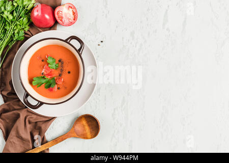 Soupe froide espagnole gaspacho de tomates, poivre, ail et fines herbes dans une plaque sombre sur un fond clair Vue supérieure avec copyspace. Vegetarian foo Banque D'Images