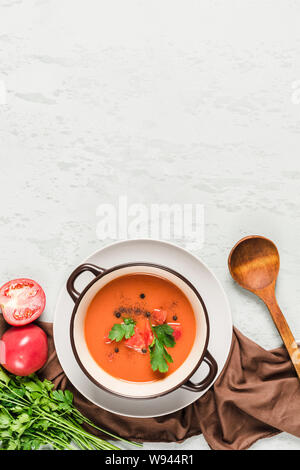 Soupe froide espagnole gaspacho de tomates, poivre, ail et fines herbes dans une plaque sombre sur un fond clair Vue supérieure avec copyspace. Vegetarian foo Banque D'Images