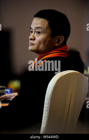 --FILE--Jack Ma Yun, Président du Groupe d''Alibaba, assiste à la 11ème sommet de l'Entrepreneur 2012 de la Chine à Beijing, Chine, 9 décembre 2012. Un fondateur de Huawei Banque D'Images