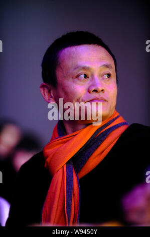 --FILE--Jack Ma Yun, Président du Groupe d''Alibaba, assiste à la 11ème sommet de l'Entrepreneur 2012 de la Chine à Beijing, Chine, 9 décembre 2012. Un fondateur de Huawei Banque D'Images