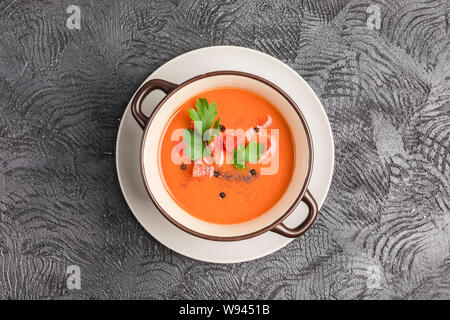 Soupe froide espagnole gaspacho de tomates, poivre, ail et fines herbes dans une plaque sombre sur fond noir Vue supérieure avec copyspace. La nourriture végétarienne Banque D'Images