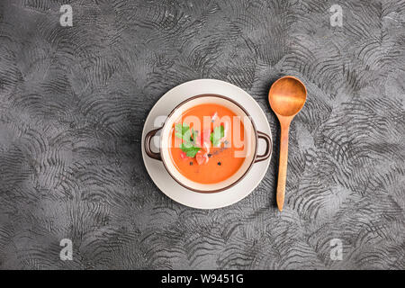 Soupe froide espagnole gaspacho de tomates, poivre, ail et fines herbes dans une plaque sombre sur fond noir Vue supérieure avec copyspace. La nourriture végétarienne Banque D'Images