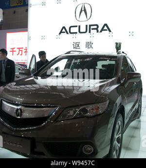 --FILE--visiteurs regarder une Acura premium car au cours de l'Expo internationale de l'Automobile de Changsha à Changsha, province du Hunan, Chine centrale, 14 Décembre Banque D'Images