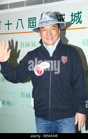 Hong Kong film super star Jackie Chan vagues comme il arrive pour un événement de bienfaisance à Hong Kong, Chine, 2 janvier 2013. Banque D'Images