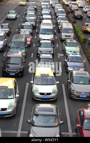 --FILE--véhicules se déplacent lentement dans un embouteillage sur Jiangsu road dans le centre de Shanghai, Chine, le 11 avril 2013. Shanghai envisage l'introduction d'une con Banque D'Images