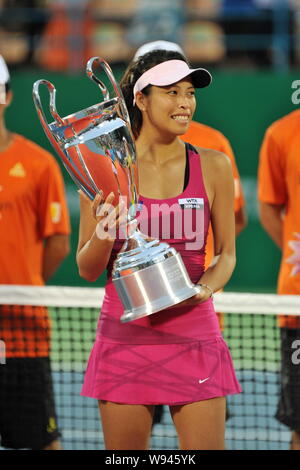 --FILE--Hsieh Su-Wei de Taiwan tient son trophée de champion à la cérémonie de remise des prix du tournoi WTA Guangzhou 2012 Ouvrir dans la ville de Guangzhou, en Chin Banque D'Images