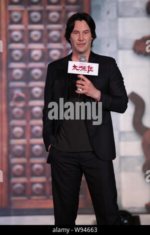 L'acteur canadien et directeur Keanu Reeves parle lors d'une conférence de presse pour la première du film, homme de Taichi, lors du 16ème Shanghai Internati Banque D'Images