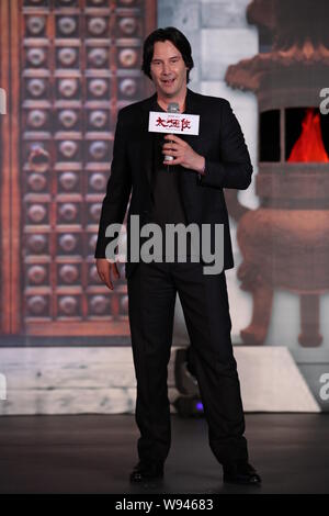 L'acteur canadien et directeur Keanu Reeves parle lors d'une conférence de presse pour la première du film, homme de Taichi, lors du 16ème Shanghai Internati Banque D'Images