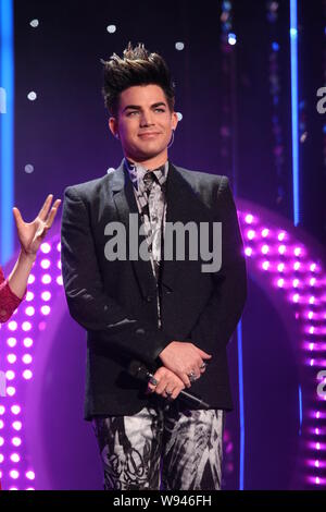 Le chanteur américain Adam Lambert pose lors d'une session d'enregistrement du premier épisode de l'émission de télé-réalité, le chinois idole, à Shanghai, Chine, le 22 avril Banque D'Images