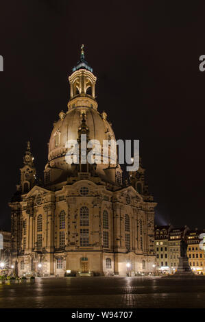 Nightshot classique de la Frauenkirche, éclairés par des projecteurs. Banque D'Images
