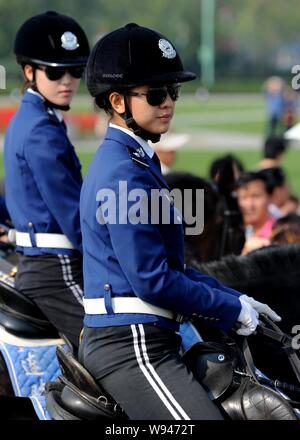 --FILE--Chinois femme policier à cheval ride patrouille sur les peuples Square à Dalian, province de Liaoning, Chine du nord-est, 6 octobre 2010. Un ancien Banque D'Images