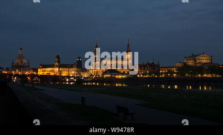 Vue Classique de crépuscule historique centre-ville de Dresde. Banque D'Images