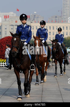 --FILE--Chinois femme policier à cheval ride patrouille sur les peuples Square à Dalian, province de Liaoning, Chine du nord-est, 6 octobre 2010. Un ancien Banque D'Images