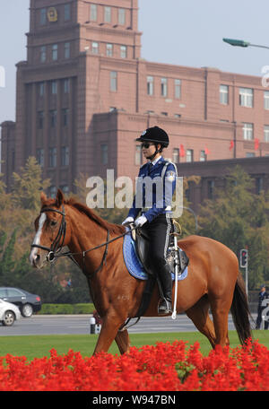 --FILE -- une femme policier à cheval chinois ride patrouille sur les peuples Square à Dalian, province de Liaoning, Chine du nord-est, 6 octobre 2010. Une retraite Banque D'Images