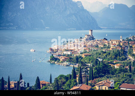 Joli village italien idyllique et le lac capturées à partir de ci-dessus. Malcesine au Lago di Garda. Banque D'Images