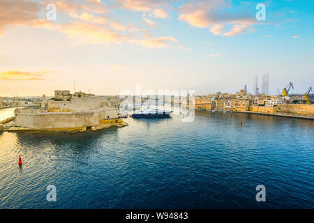 Soleil sur le Grand Port de La Valette sur l'île méditerranéenne de Malte en tant que les bateaux de croisières arrivent dans l'été Banque D'Images