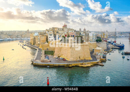 Lever du soleil sur le port de croisière et le grand port de La Valette sur l'île méditerranéenne de Malte par un chaud matin d'été Banque D'Images