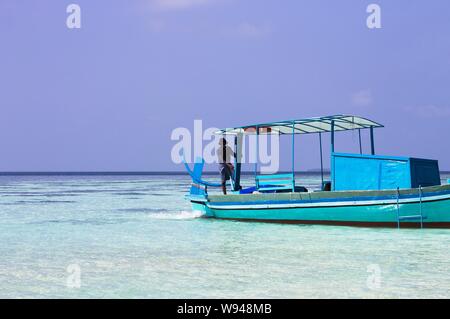 Ari Atoll, Maldives - 25 décembre 2018 : Un marin des Maldives est sur son bateau de pêche Banque D'Images