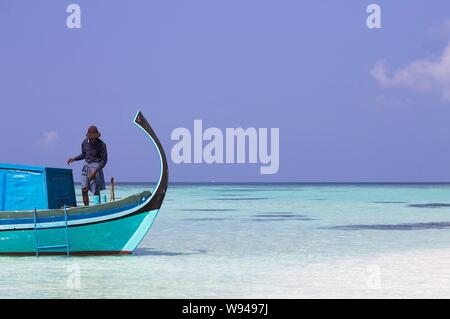 Ari Atoll, Maldives - 25 décembre 2018 : Un marin des Maldives est sur son bateau de pêche Banque D'Images