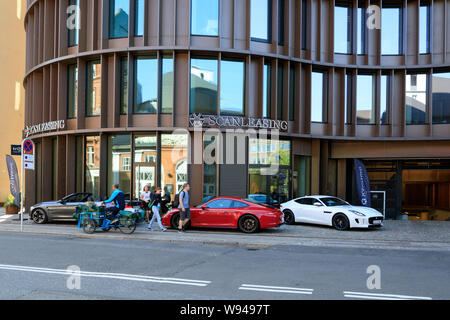 Copenhague, Danemark - 10 juillet 2019 : Les sports les voitures sont garées près de l'office dans le Scanleasing Axel Towers Banque D'Images