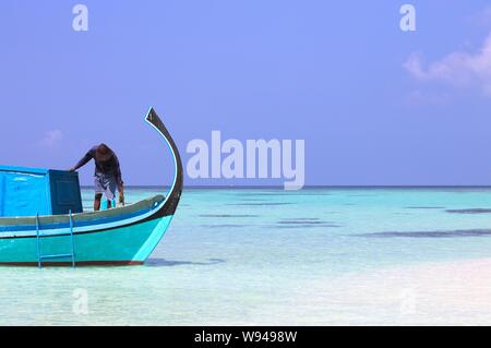 Ari Atoll, Maldives - 25 décembre 2018 : Un marin des Maldives est sur son bateau de pêche Banque D'Images