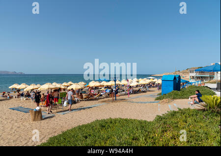 Héraklion, Crète, Grèce. Juin 2019. Acapulco Beach situé à proximité de l'aéroport de Iraklion. Les touristes de soleil Banque D'Images