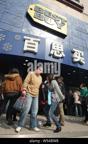 --FILE d'attente des clients chinois--jusqu'à l'extérieur d'un magasin Best Buy pour retourner les produits qu'ils ont acheté au magasin à Shanghai, Chine, 24 février 2011. Être Banque D'Images