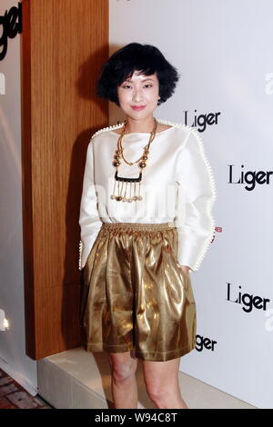 Actrice Hilary Tsui Hong Kong comporte, elle arrive pour la cérémonie d'ouverture de son troisième Liger boutique de mode à Hong Kong, Chine, le 4 février 2013. Banque D'Images