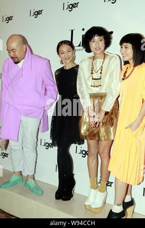 (De gauche) Hong Kong parolier et icône de la mode Wyman Wong Wai-man, l'actrice chinoise Zhou Xun, actrice Hilary Tsui Hong Kong et un autre invité poser en Banque D'Images