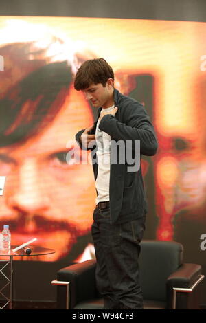 L'acteur américain Christopher Ashton Kutcher pose au cours d'une conférence de presse pour le nouveau film, l'emploi, à Beijing, Chine, 25 août 2013. Banque D'Images