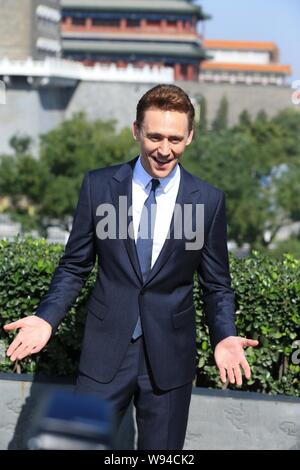 L'acteur anglais Tom Hiddleston pose lors d'un photocall pour promouvoir son nouveau film, Thor : un monde obscur, en face de la porte Zhengyang à Beijing, Chine, 11 Banque D'Images