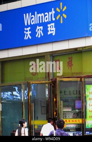 --FILE--acheteurs chinois entrer dans un supermarché Walmart à Yichang, Chine centrale de la province du Hubei, 29 mai 2013. Wal-Mart Stores Inc envisage maki Banque D'Images