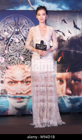 L'actrice de Hong Kong Angelababy pose au cours d'une conférence de presse pour son nouveau film, Young Detective Dee : Montée de la mer Dragon, à Beijing, Chine, 15 Aug Banque D'Images