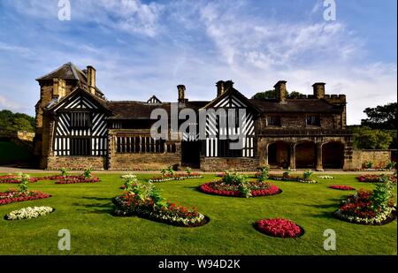 Shibden Hall, jardins et parterres de fleurs. Banque D'Images