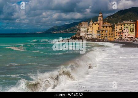 Avis de Camogli avec sa mer déchaînée dans la côte ligure en Italie. Banque D'Images