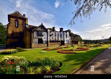 Shibden Hall et les jardins à la française. Banque D'Images