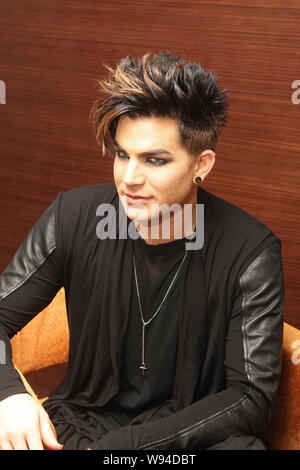 Le chanteur américain Adam Lambert pose au cours d'une entrevue à l'émission de télé-réalité, le chinois idole, à Shanghai, Chine, le 23 avril 2013. Banque D'Images