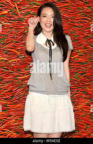 L'actrice taïwanaise Shu Qi sourit lors de la cérémonie d'ouverture de la neuvième Kiki Restaurant à Taipei, Taiwan, le 17 mars 2013. Banque D'Images