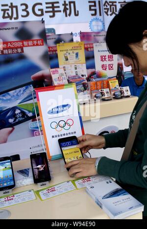 --FILE--un client chinois essaie l'un smartphone Samsung installé avec le système d'exploitation mobile Android de Google à Yichang city, central Chines Hu Banque D'Images