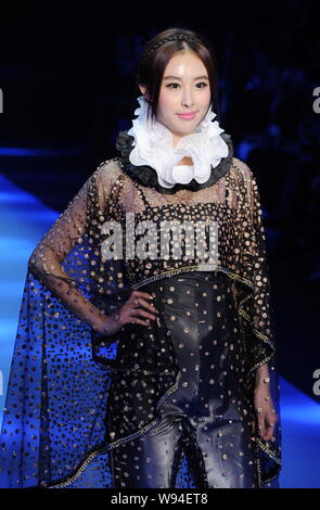 Modèle chinois Zhai Ling affiche une nouvelle création par les concepteurs Gioia Pan et Mark Cheung lors de leur défilé de la Chine au cours de la Fashion Week Spring/Summ Banque D'Images
