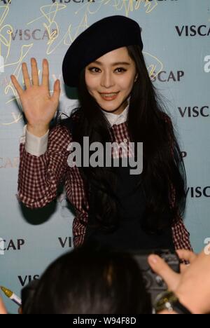L'actrice chinoise Fan Bingbing vagues lorsqu'elle arrive à l'VISCAP fashion show au cours de la Chine 2013 Mercedes-Benz Fashion Week Automne/Hiver à Beijing Banque D'Images