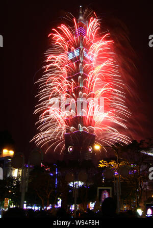 Feux d'artifice explosent sur le Taipei 101 au cours d'une nouvelle année d'artifice avant le minuit à Taipei, Taiwan, le 31 décembre 2012. Banque D'Images