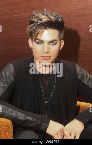 Le chanteur américain Adam Lambert pose au cours d'une entrevue à l'émission de télé-réalité, le chinois idole, à Shanghai, Chine, le 23 avril 2013. Banque D'Images