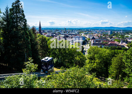 Freiburg im Breisgau, Allemagne, le 8 août 2019, appelé funiculaire Schlossbergbahn ou chemin de fer reliant schlossberg parc municipal et recreatio Banque D'Images