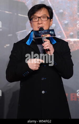 L'acteur de Hong Kong Jackie Chan parle lors d'une conférence de presse pour son nouveau film, Police Story 2013, à Beijing, Chine, 29 octobre 2013. Banque D'Images